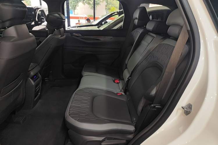 Used Ford Edge 2023 Ford Explorer L 2.0T EcoBoost Two-Wheel Drive 7-Seater Luxury Model Left Rear Seat
