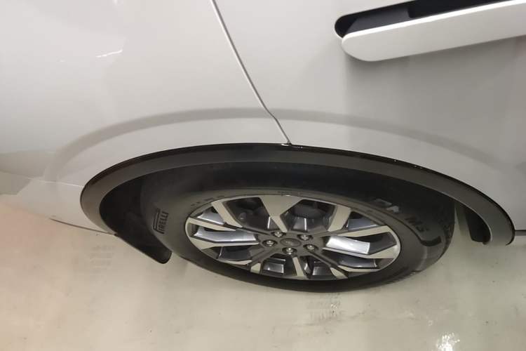 Used Ford Edge 2023 Edge L 2.0T EcoBoost E-Hybrid Four-Wheel Drive Seven-Seat Supreme Model Right Rear Wheel Hub