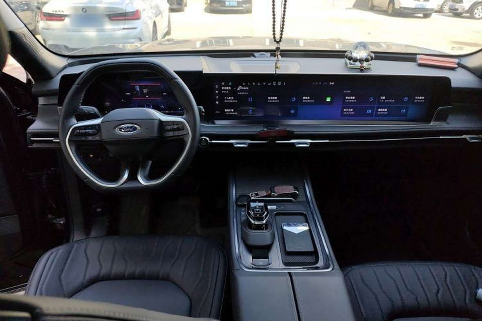 Used Ford Edge 2025 Ford Explorer L 2.0T EcoBoost E-Hybrid Two-Wheel Drive 7-Seater Luxury Model Center Console
