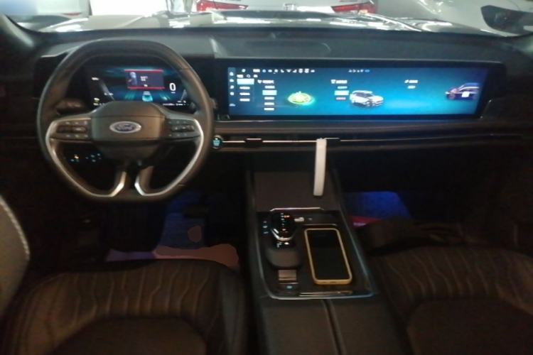 Used Ford Edge 2025 Ford Explorer L 2.0T EcoBoost E-Hybrid Two-Wheel Drive 7-Seater Luxury Model Center Console