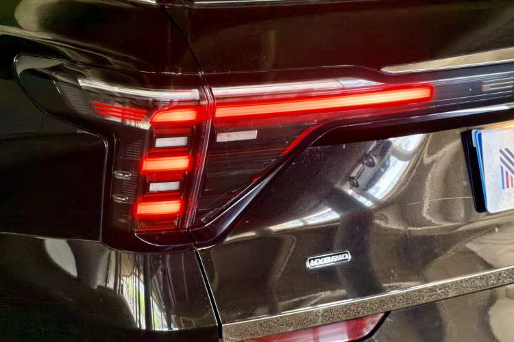 Used Ford Edge 2025 Ford Explorer L 2.0T EcoBoost E-Hybrid Two-Wheel Drive 7-Seater Luxury Model Exterior 4