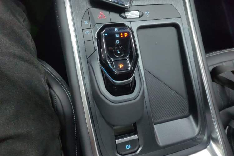 Used Ford Edge 2025 Ford Explorer L 2.0T EcoBoost Two-Wheel Drive 7-Seater Fashion Edition Gear Lever