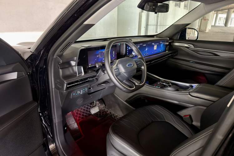 Used Ford Edge 2025 Ford Explorer L 2.0T EcoBoost E-Hybrid Two-Wheel Drive 7-Seater Luxury Model Interior 2