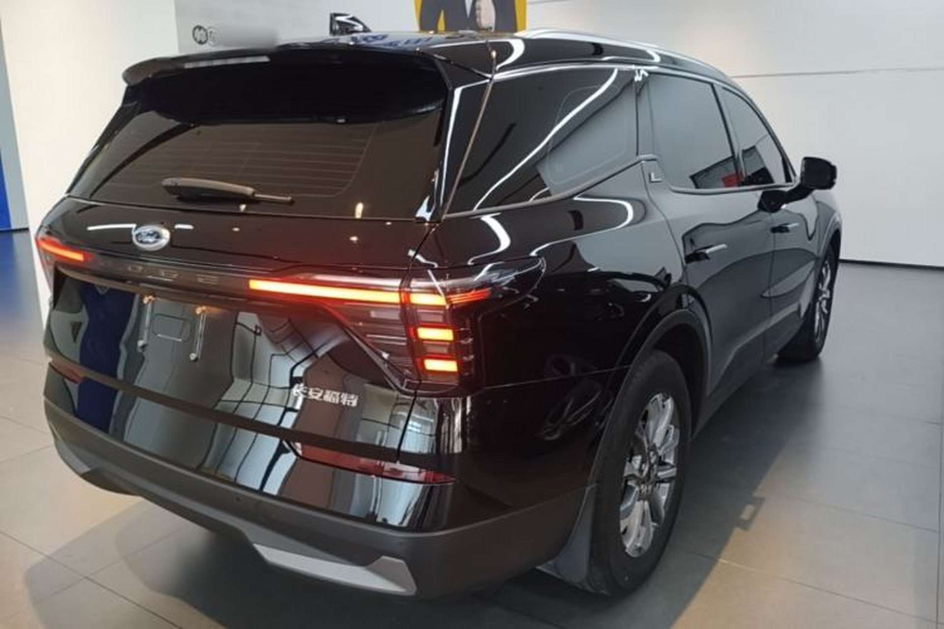 Used Ford Edge 2025 Escape L 2.0T EcoBoost Two-Wheel Drive 7-Seater Luxury Model Rear Right 45 Deg