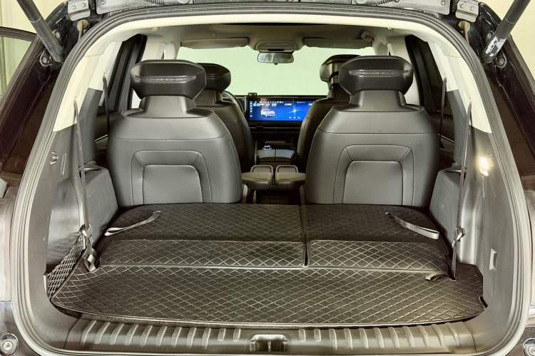Used Ford Edge 2025 Ford Explorer L 2.0T EcoBoost E-Hybrid Two-Wheel Drive 7-Seater Luxury Model Trunk