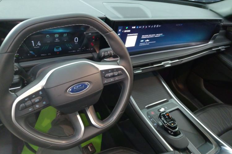 Used Ford Edge 2025 Escape L 2.0T EcoBoost Two-Wheel Drive 7-Seater Luxury Model Center Console