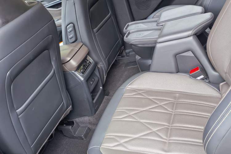 Used Ford Edge 2025 Ford Explorer L 2.0T EcoBoost E-Hybrid Four-Wheel-Drive 7-Seater Supreme Model Interior 8