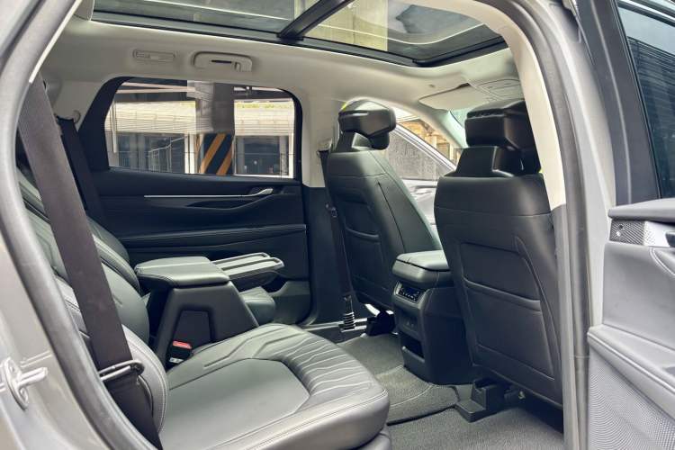 Used Ford Edge 2025 Ford Explorer L 2.0T EcoBoost E-Hybrid Two-Wheel Drive 7-Seater Luxury Model Interior 8