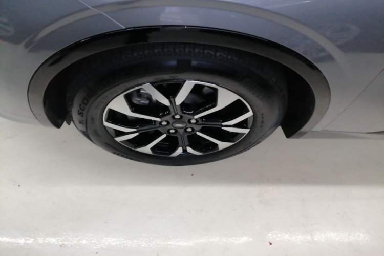 Used Ford Edge 2025 Ford Explorer L 2.0T EcoBoost E-Hybrid Four-Wheel-Drive 7-Seater Supreme Model Left Front Wheel Hub