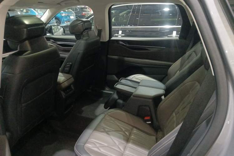 Used Ford Edge 2025 Ford Explorer L 2.0T EcoBoost E-Hybrid Four-Wheel-Drive 7-Seater Supreme Model Left Rear Seat