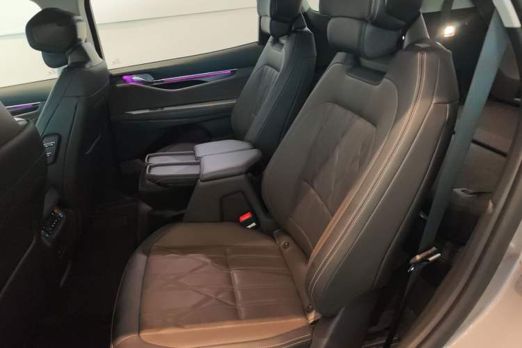 Used Ford Edge 2025 Ford Explorer L 2.0T EcoBoost E-Hybrid Four-Wheel-Drive 7-Seater Supreme Model Left Rear Seat