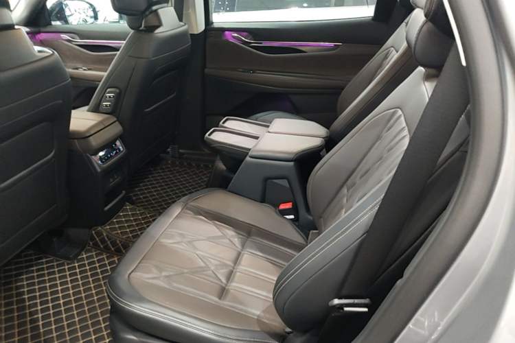 Used Ford Edge 2025 Ford Explorer L 2.0T EcoBoost E-Hybrid Four-Wheel-Drive 7-Seater Supreme Model Left Rear Seat