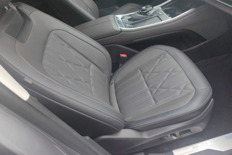Used Ford Edge 2025 Ford Explorer L 2.0T EcoBoost E-Hybrid Four-Wheel-Drive 7-Seater Supreme Model Right Front Seat