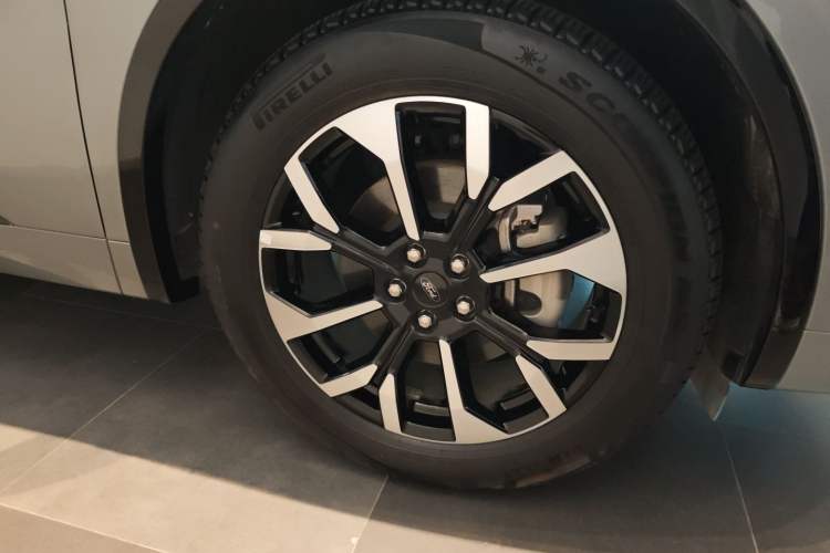 Used Ford Edge 2025 Ford Explorer L 2.0T EcoBoost E-Hybrid Four-Wheel-Drive 7-Seater Supreme Model Right Front Wheel Hub