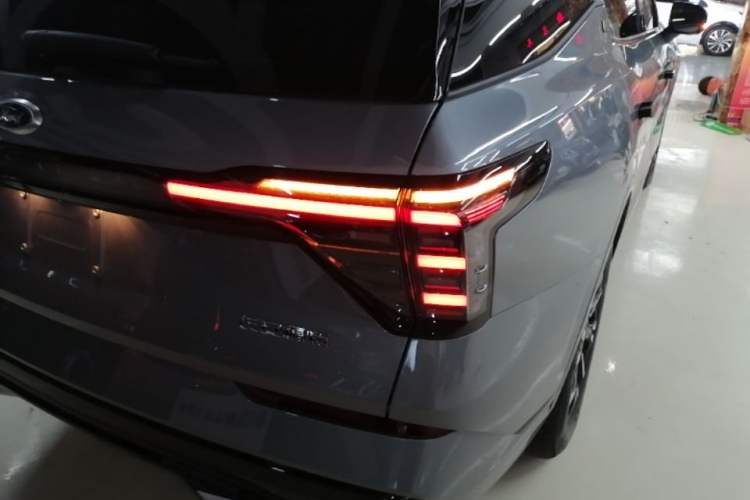 Used Ford Edge 2025 Ford Explorer L 2.0T EcoBoost E-Hybrid Four-Wheel-Drive 7-Seater Supreme Model Right Rear Taillight