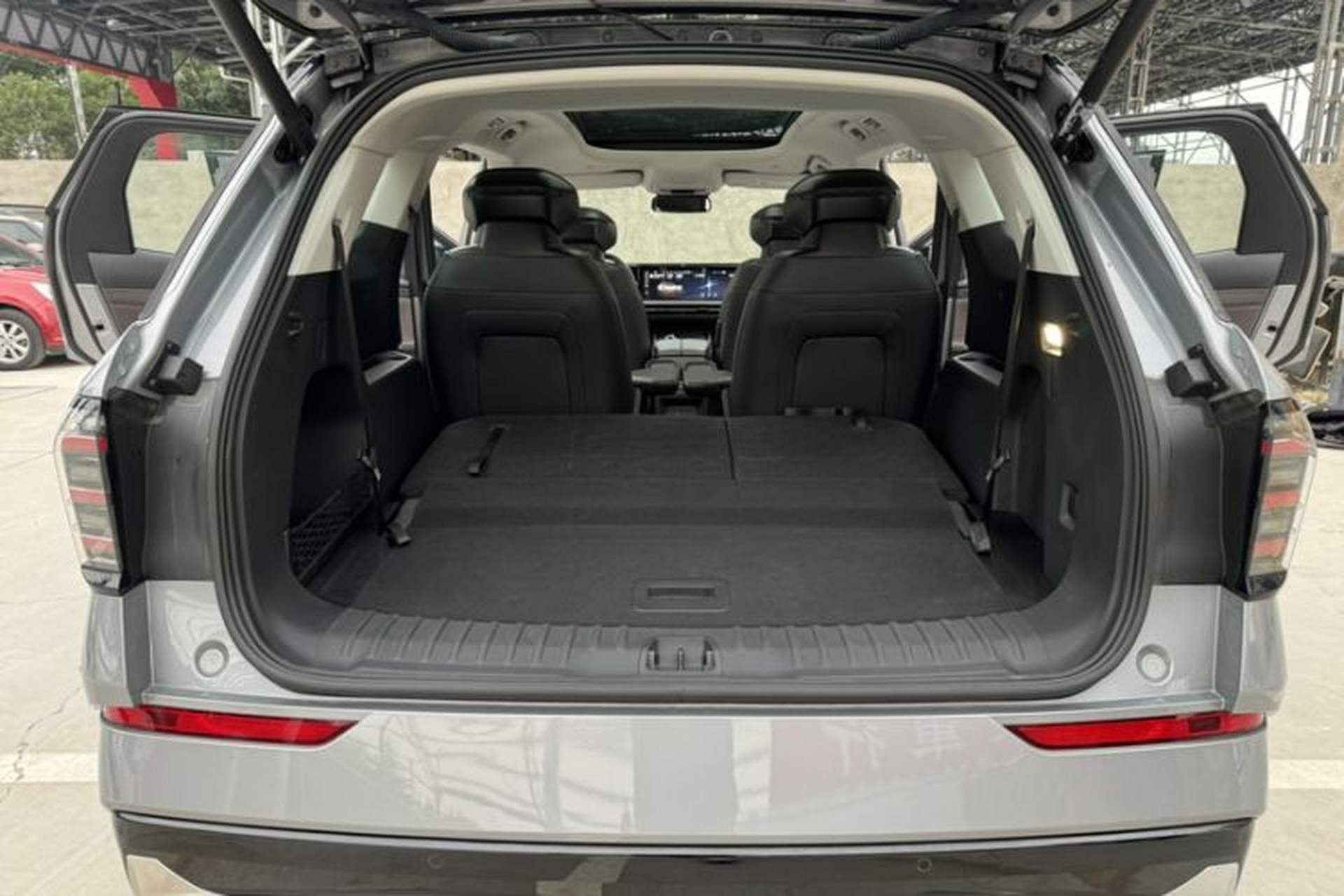 Used Ford Edge 2025 Ford Explorer L 2.0T EcoBoost E-Hybrid Four-Wheel-Drive 7-Seater Supreme Model Trunk