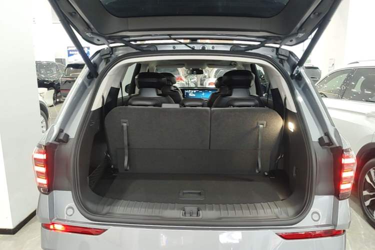 Used Ford Edge 2025 Ford Explorer L 2.0T EcoBoost E-Hybrid Four-Wheel-Drive 7-Seater Supreme Model Trunk