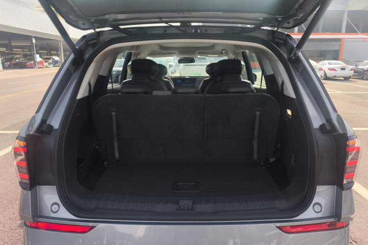 Used Ford Edge 2025 Ford Explorer L 2.0T EcoBoost E-Hybrid Four-Wheel-Drive 7-Seater Supreme Model Trunk