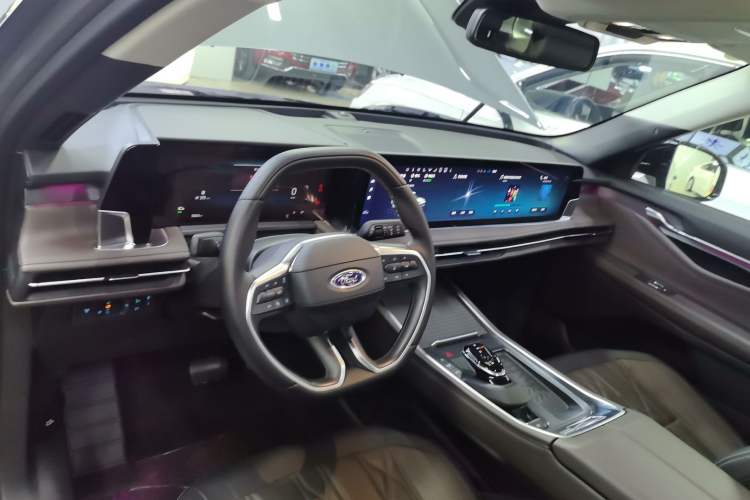 Used Ford Edge 2025 Ford Explorer L 2.0T EcoBoost E-Hybrid Four-Wheel-Drive 7-Seater Supreme Model Center Console