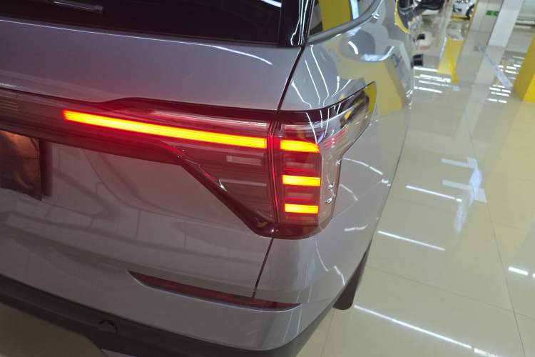 Used Ford Edge 2025 Escape L 2.0T EcoBoost Two-Wheel Drive 7-Seater Luxury Model Exterior 3