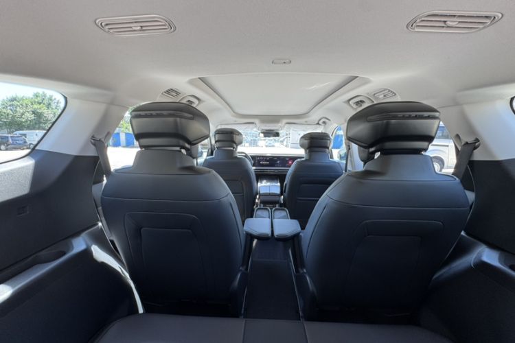 Used Ford Edge 2025 Ford Explorer L 2.0T EcoBoost E-Hybrid Four-Wheel-Drive 7-Seater Supreme Model Interior 1