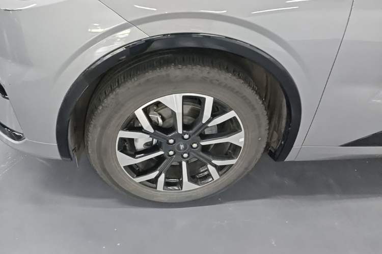 Used Ford Edge 2025 Ford Explorer L 2.0T EcoBoost E-Hybrid Four-Wheel-Drive 7-Seater Supreme Model Left Front Wheel Hub