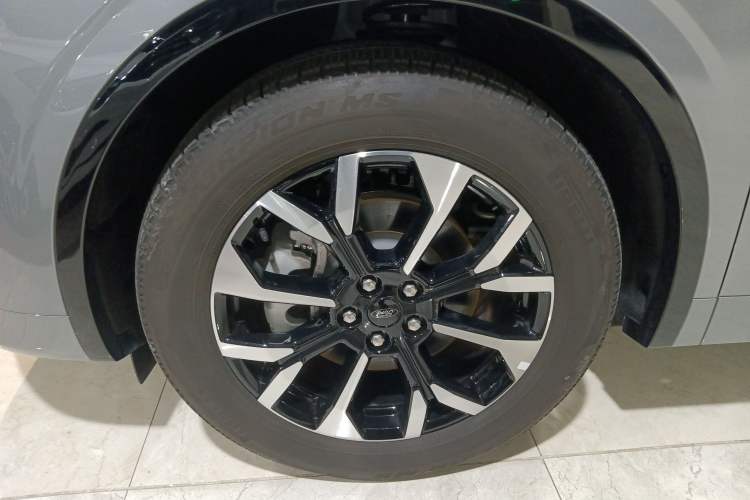 Used Ford Edge 2025 Ford Explorer L 2.0T EcoBoost E-Hybrid Four-Wheel-Drive 7-Seater Supreme Model Left Front Wheel Hub