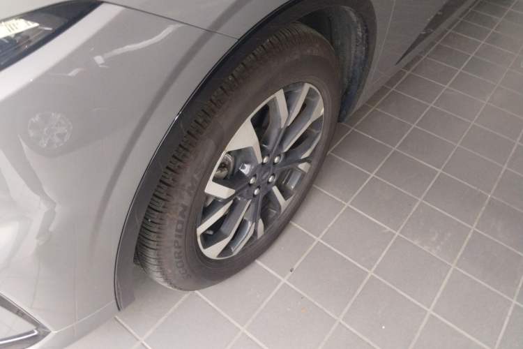 Used Ford Edge 2025 Ford Explorer L 2.0T EcoBoost E-Hybrid Four-Wheel-Drive 7-Seater Supreme Model Left Front Wheel Hub