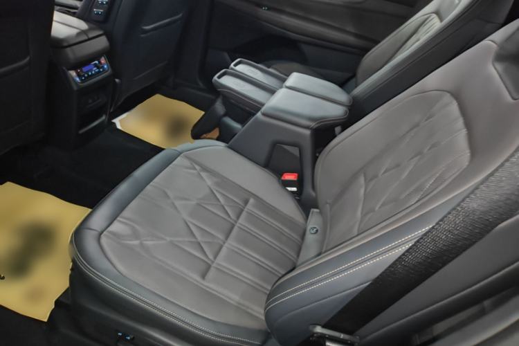 Used Ford Edge 2025 Ford Explorer L 2.0T EcoBoost E-Hybrid Four-Wheel-Drive 7-Seater Supreme Model Left Rear Seat