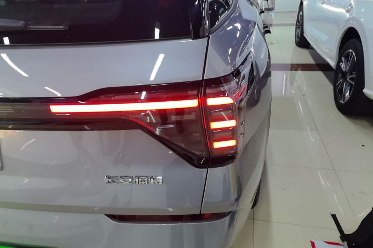 Used Ford Edge 2025 Ford Explorer L 2.0T EcoBoost E-Hybrid Four-Wheel-Drive 7-Seater Supreme Model Right Rear Taillight