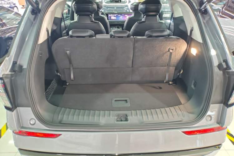 Used Ford Edge 2025 Ford Explorer L 2.0T EcoBoost E-Hybrid Four-Wheel-Drive 7-Seater Supreme Model Trunk