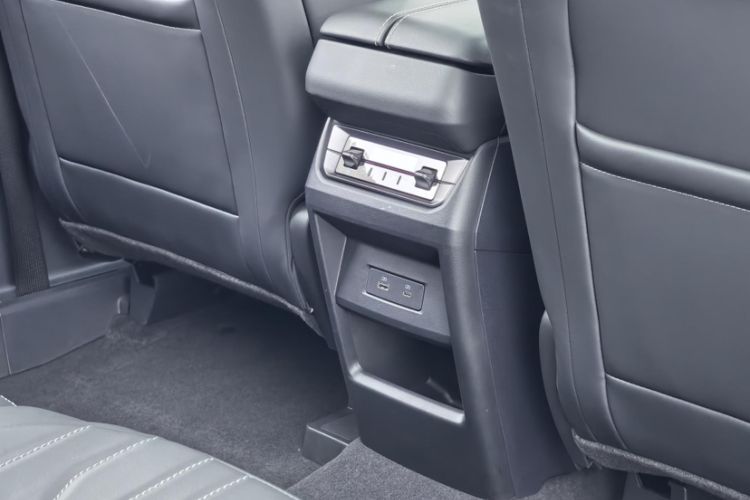 Used Ford Edge 2025 Ford Explorer L 2.0T EcoBoost E-Hybrid Two-Wheel Drive 7-Seater Fashion Edition Interior 11