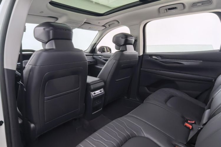 Used Ford Edge 2025 Ford Explorer L 2.0T EcoBoost E-Hybrid Two-Wheel Drive 7-Seater Fashion Edition Interior 3