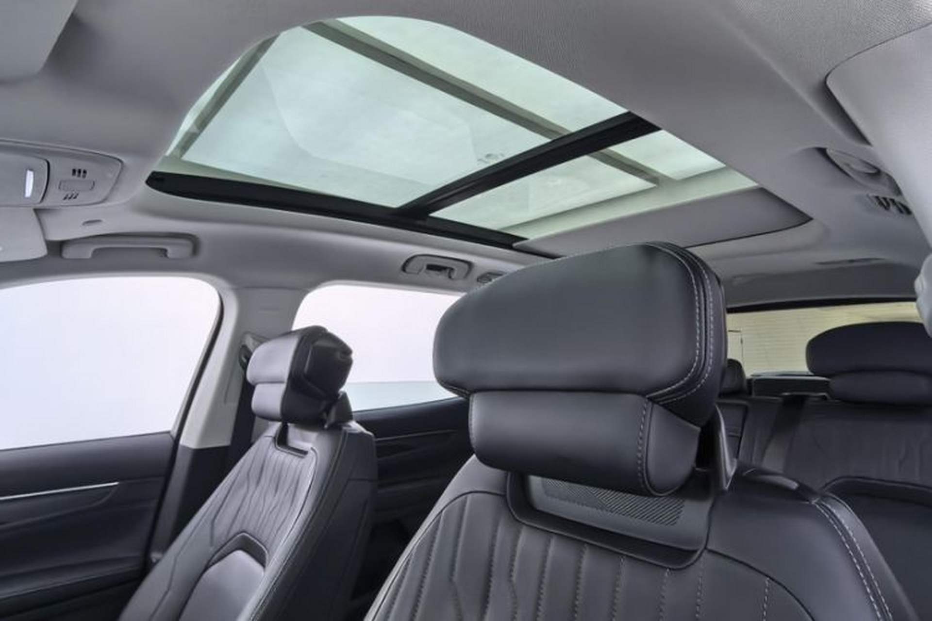 Used Ford Edge 2025 Ford Explorer L 2.0T EcoBoost E-Hybrid Two-Wheel Drive 7-Seater Fashion Edition Interior 4