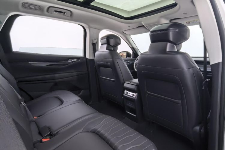 Used Ford Edge 2025 Ford Explorer L 2.0T EcoBoost E-Hybrid Two-Wheel Drive 7-Seater Fashion Edition Interior 9