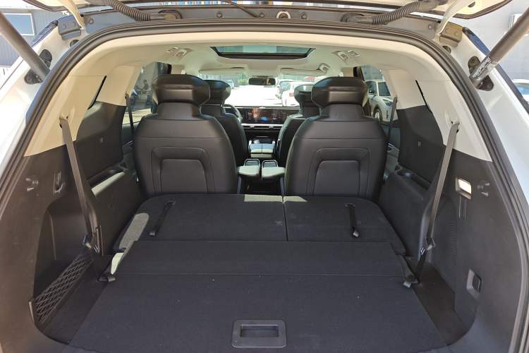 Used Ford Edge 2025 Ford Explorer L 2.0T EcoBoost E-Hybrid Four-Wheel-Drive 7-Seater Supreme Model Trunk