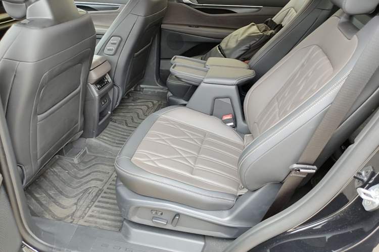 Used Ford Edge 2026 Model Explorer L 2.0T EcoBoost E Hybrid Four-Wheel Drive Seven-Seat Ultimate Left Rear Seat
