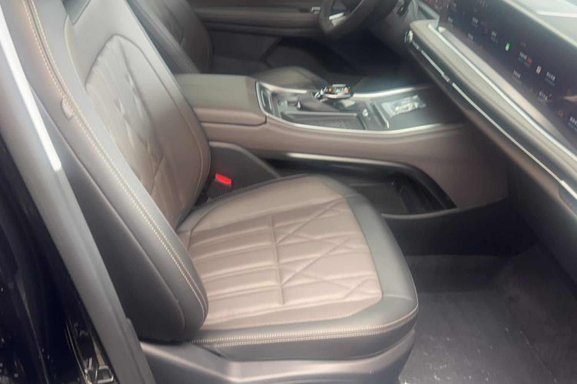 Used Ford Edge 2026 Model Explorer L 2.0T EcoBoost Four-Wheel Drive Seven-Seat Ultimate Right Front Seat