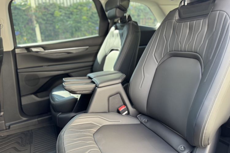 Used Ford Edge 2026 Model Explorer L 2.0T EcoBoost E Hybrid Two-Wheel Drive Seven-Seat Luxury Interior 6