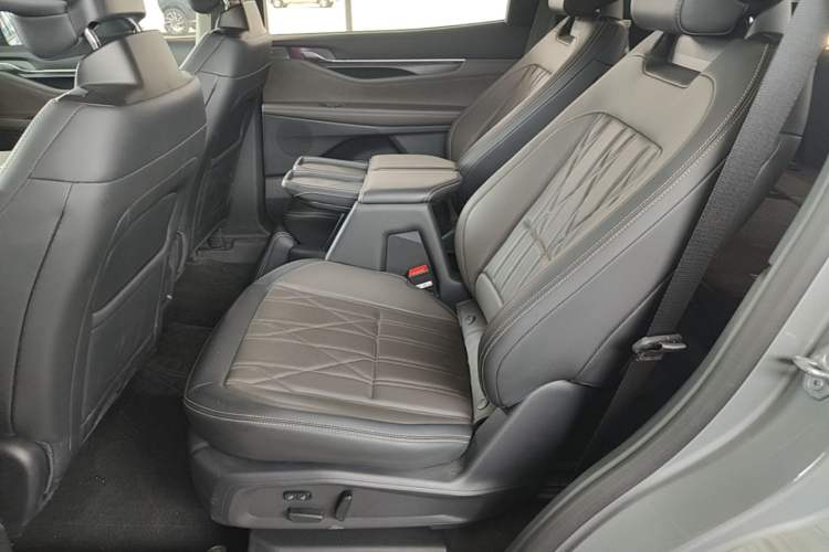 Used Ford Edge 2026 Model Explorer L 2.0T EcoBoost E Hybrid Four-Wheel Drive Seven-Seat Ultimate Left Rear Seat
