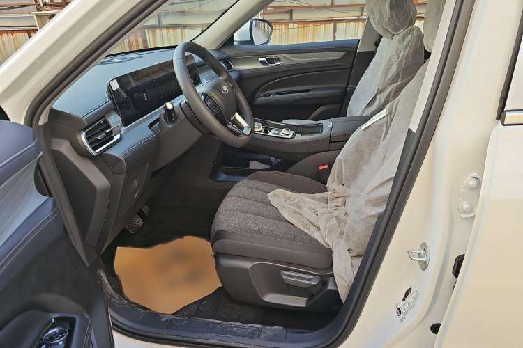 Used Ford Equator 2023 EcoBoost 225 Titanium 6-Seater Interior 1