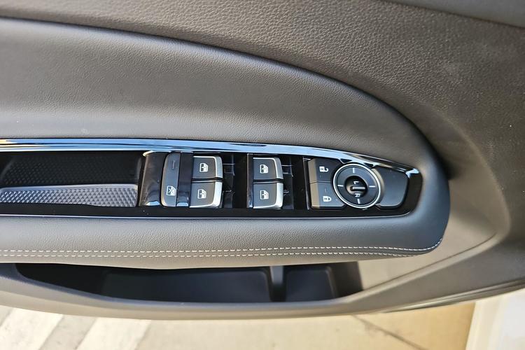Used Ford Equator 2023 EcoBoost 225 Titanium 6-Seater Interior 7