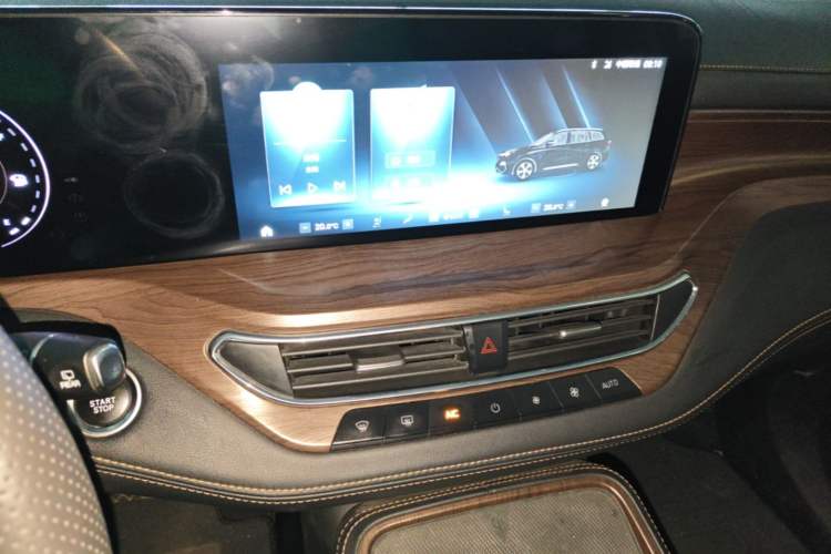 Used Ford Equator 2021 EcoBoost 225 Premier 6-Seater Audio And AC Panel