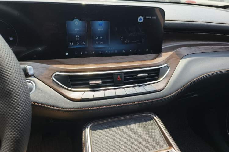 Used Ford Equator 2021 EcoBoost 225 Premier 7-Seater Audio And AC Panel