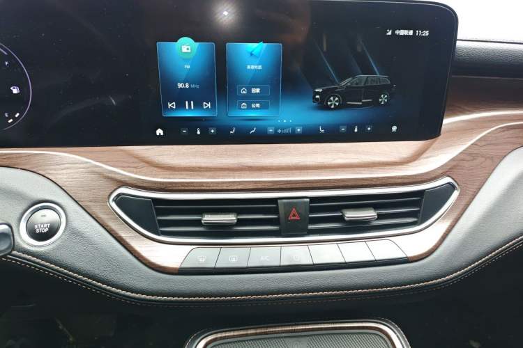 Used Ford Equator 2021 EcoBoost 225 Premier 6-Seater Audio And AC Panel