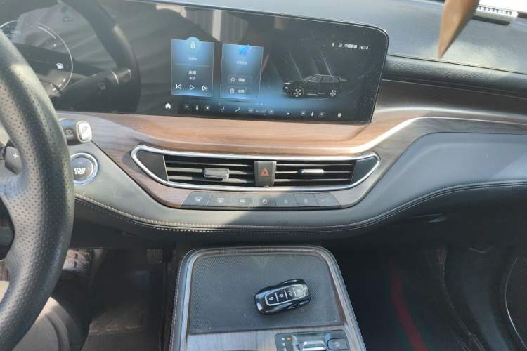 Used Ford Equator 2021 EcoBoost 225 Premier 6-Seater Audio And AC Panel