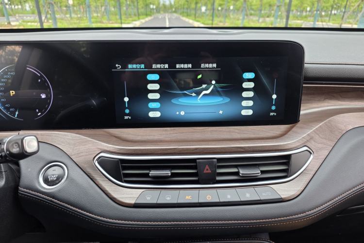 Used Ford Equator 2021 EcoBoost 225 Premier 6-Seater Audio And AC Panel