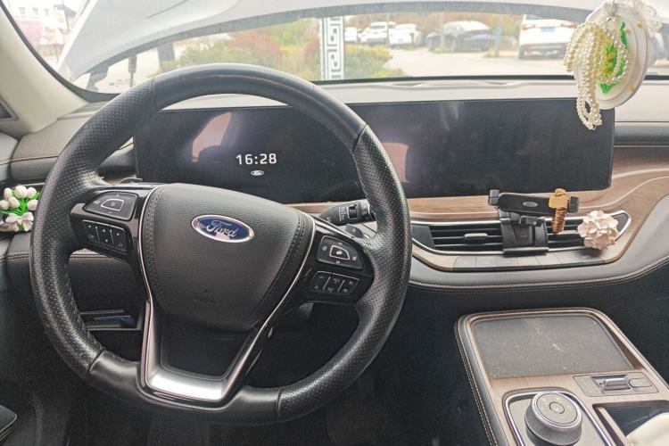 Used Ford Equator 2021 EcoBoost 225 Premier 7-Seater Center Console
