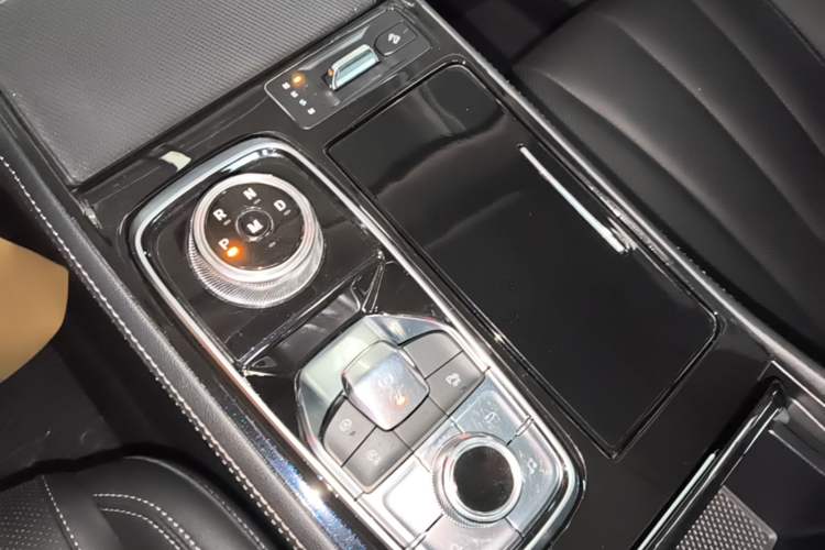 Used Ford Equator 2021 EcoBoost 225 Platinum Edition 6-seater Gear Lever