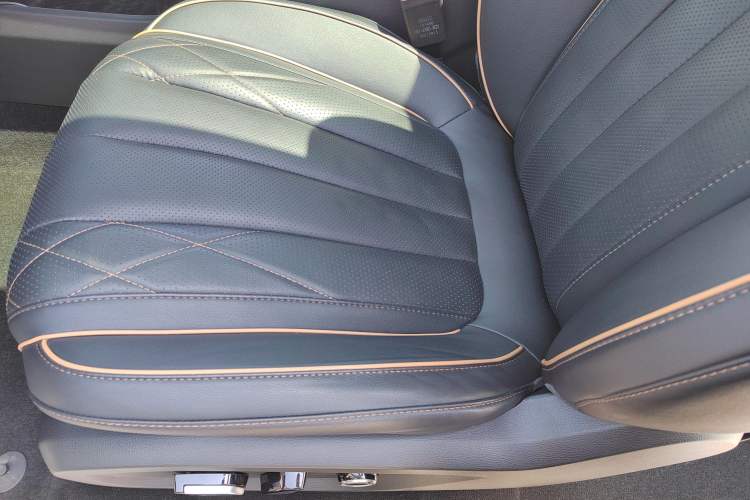 Used Ford Equator 2021 EcoBoost 225 Premier 6-Seater Left Front Seat